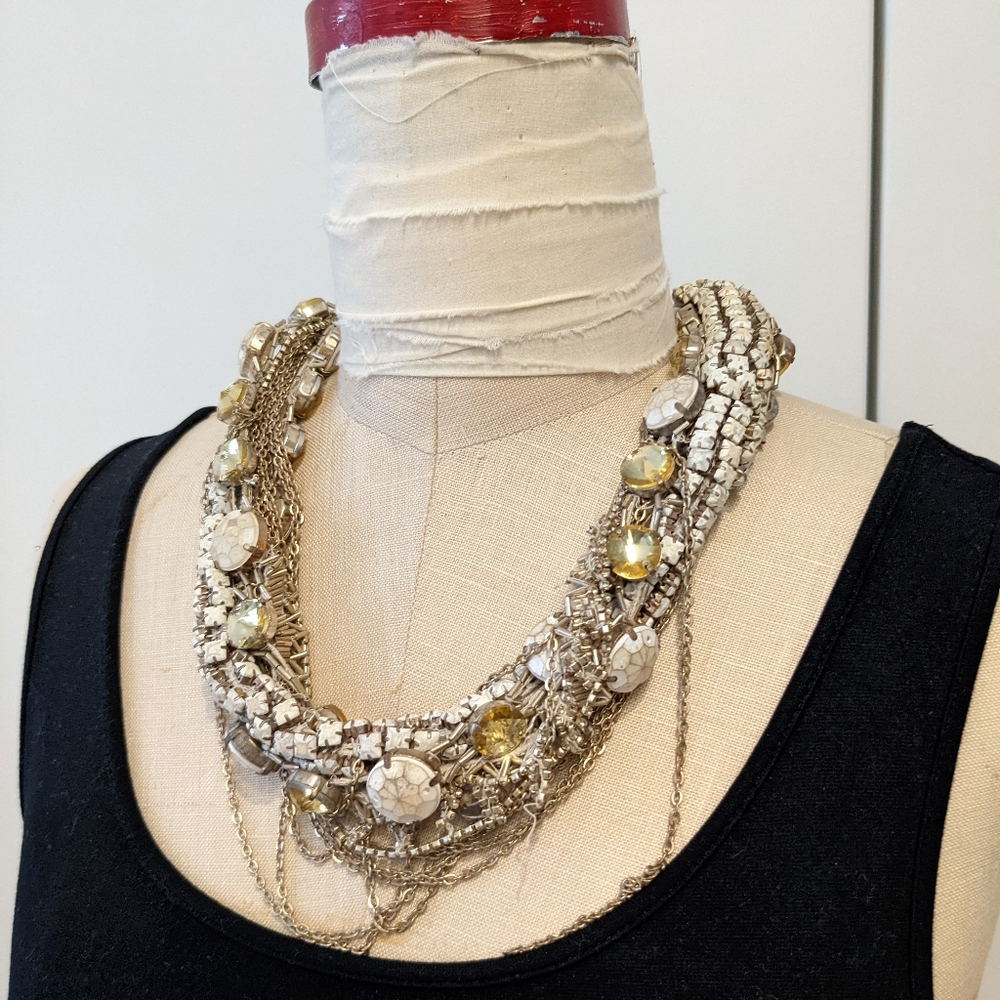 Costume jewelry necklace - white- 21 1/2"